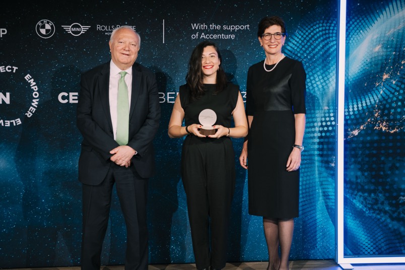 Hela receiving award at UN event